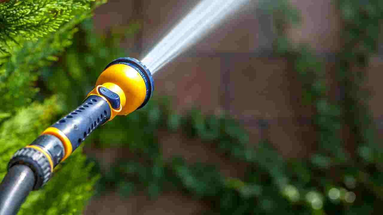 How to Clean Garden Hose Nozzle? Cleaninup