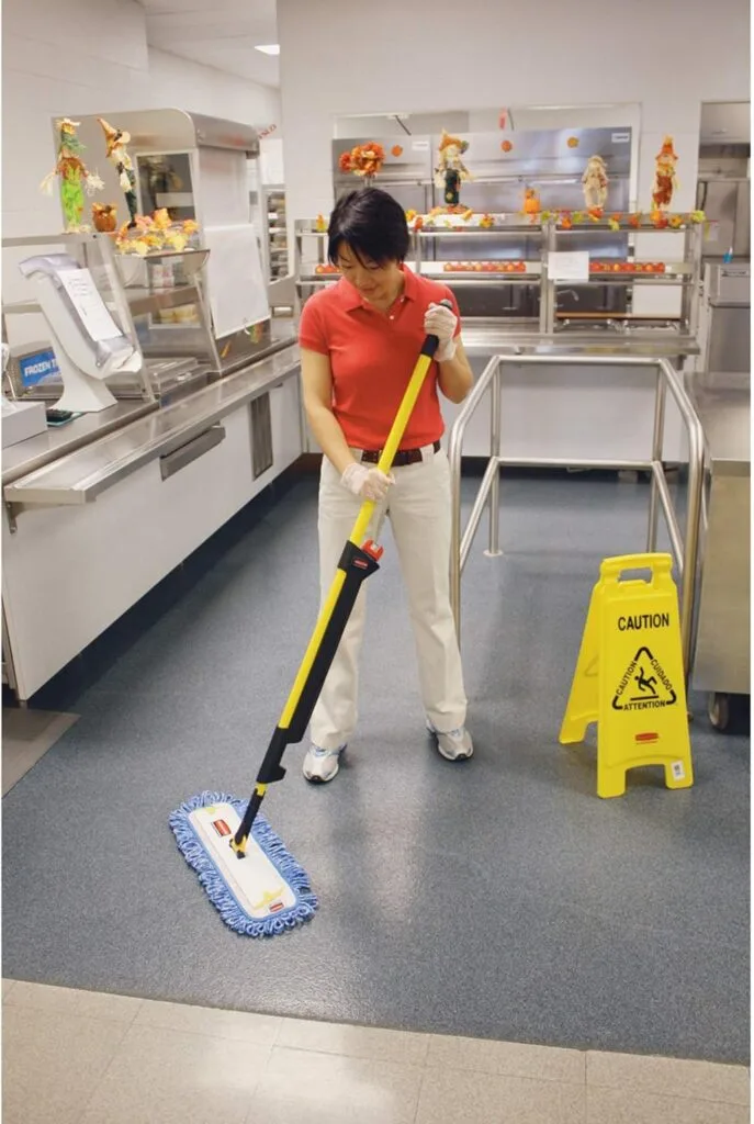 Rubbermaid Commercial Products HYGEN PULSE Single Sided Microfiber Spray Mop Kit for Hardwood/Tile/Laminated Floors, Yellow, Perfect for Kitchen/Lobby/Bathroom Cleaning (1835528), 3.8 x 4.9 x 56